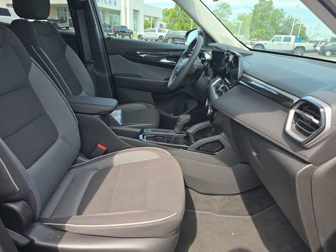 Used 2025 Chevrolet TrailBlazer LT AWD/4WD image 18