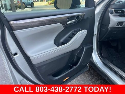 Used 2023 Toyota Highlander Limited FWD image 5