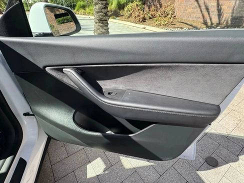 Used 2022 Tesla Model Y Long Range AWD/4WD image 24