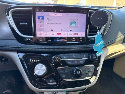 Used 2022 Chrysler Pacifica Touring-L FWD image 10