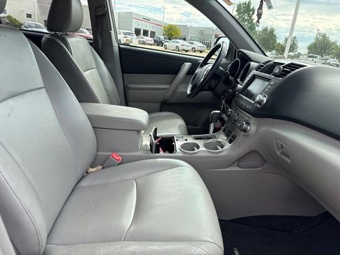 Used 2011 Toyota Highlander SE w/ Tow Pkg AWD/4WD image 16