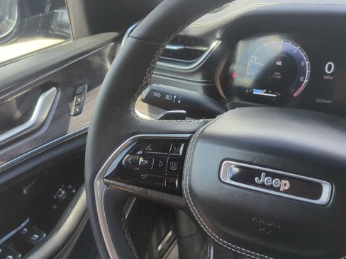 Used 2023 Jeep Grand Cherokee Overland AWD/4WD image 19