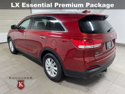 Used 2017 Kia Sorento LX w/ LX Convenience Package image 4