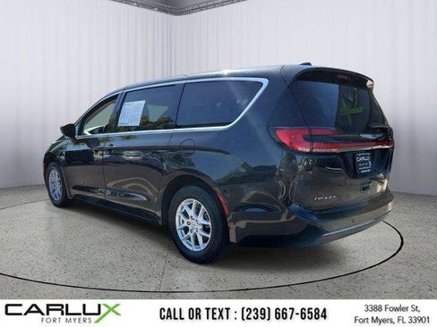 Used 2023 Chrysler Pacifica Touring-L FWD image 4