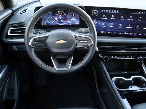 Used 2025 Chevrolet Traverse LT image 4