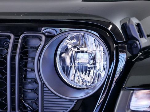 Used 2024 Jeep Gladiator Sport w/ Premium Package image 20