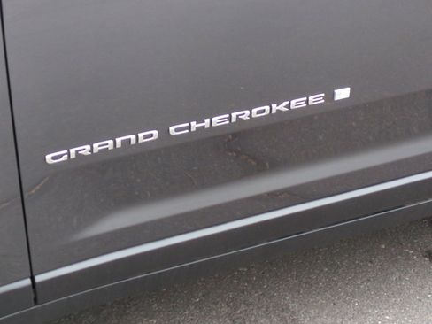 New 2025 Jeep Grand Cherokee Limited w/ Luxury Tech Group II image 24