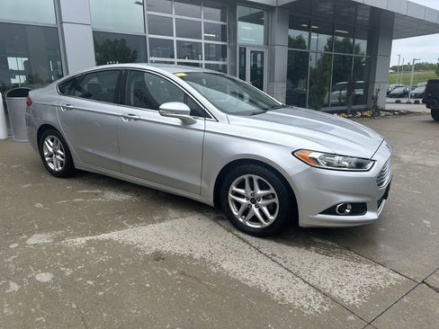 Used 2013 Ford Fusion SE FWD image 2