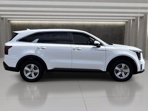 Used 2025 Kia Sorento LX FWD image 7