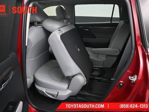 Used 2023 Toyota Highlander Limited AWD/4WD image 31