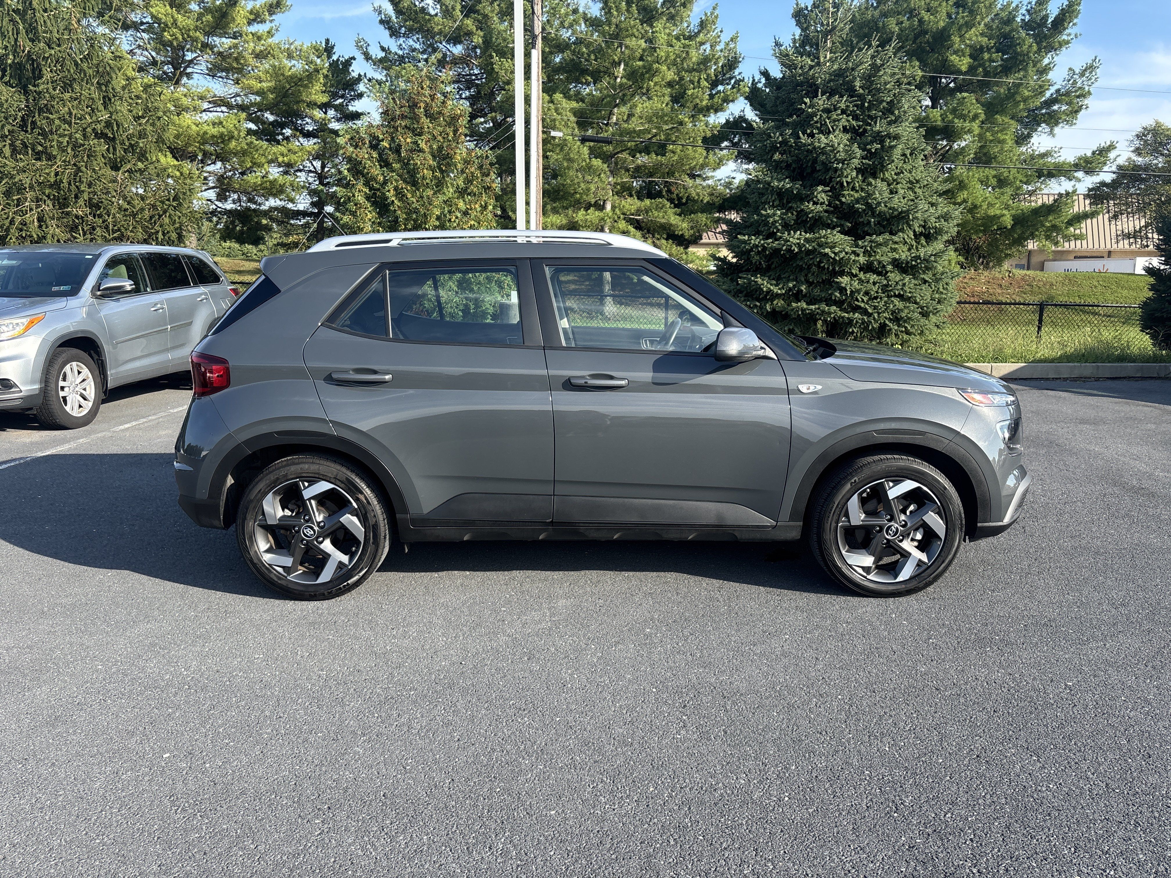 Used 2025 Hyundai Venue SEL FWD image 23
