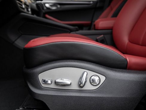 Certified 2026 Porsche Macan image 22