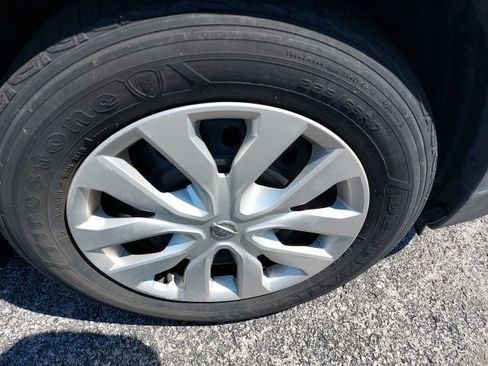 Used 2017 Nissan Rogue S FWD image 2