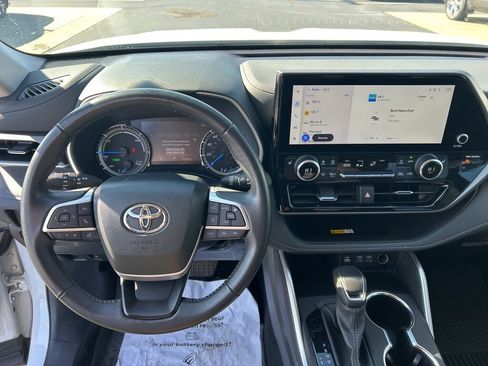 Used 2024 Toyota Highlander XLE image 7