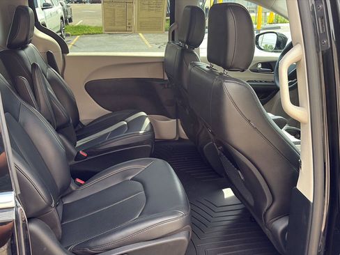Used 2024 Chrysler Pacifica Limited FWD image 25