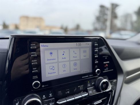 Used 2020 Toyota Highlander XLE image 29