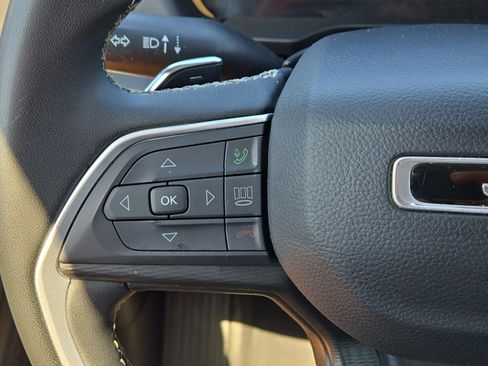 Used 2023 Jeep Grand Cherokee Laredo image 21