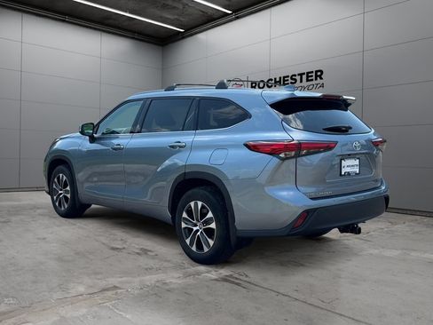 Used 2022 Toyota Highlander XLE AWD/4WD image 3