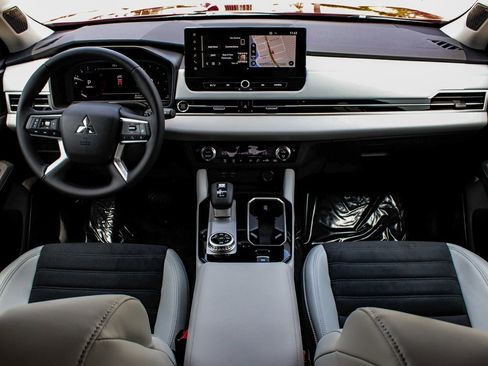 New 2025 Mitsubishi Outlander SE image 37