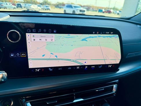 Used 2025 Chevrolet Traverse LT image 17