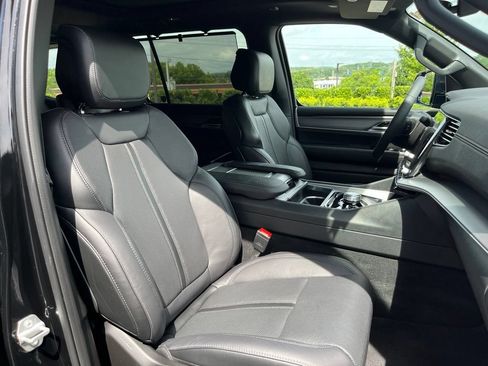 Used 2025 Jeep Wagoneer Series III w/ Premium Group I AWD/4WD image 32