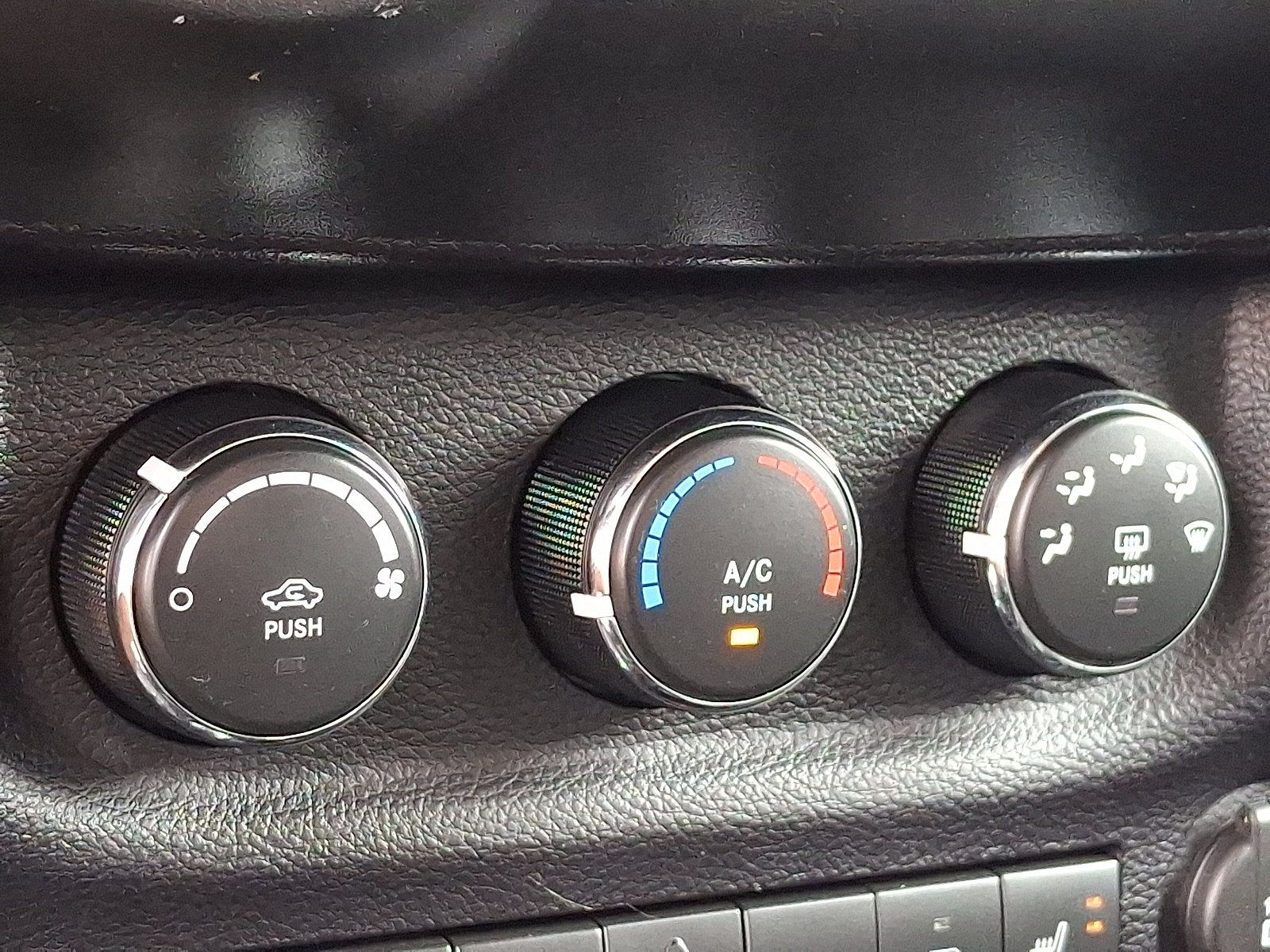 Used 2016 Jeep Wrangler Unlimited Rubicon w/ Connectivity Group AWD/4WD image 15