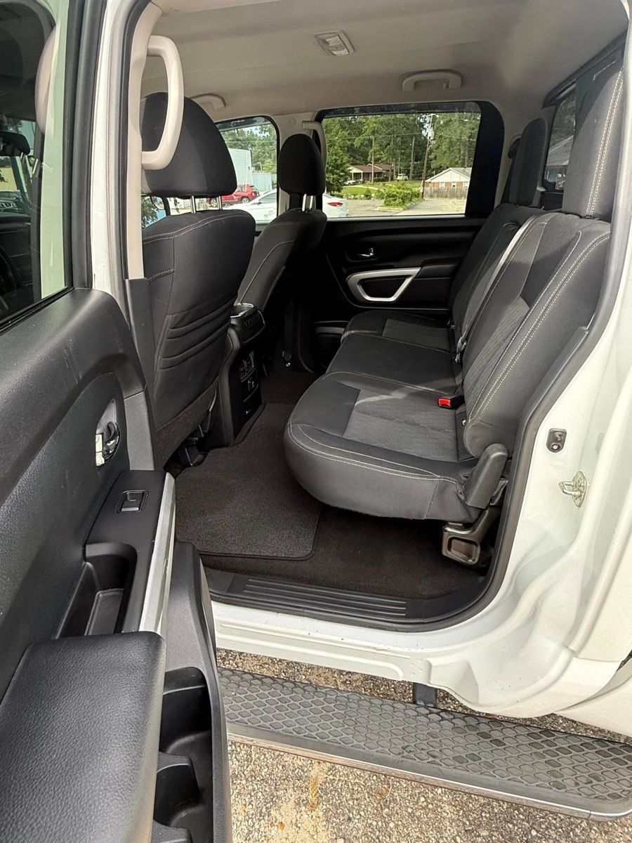 Used 2018 Nissan Titan SV w/ SV Convenience Package RWD image 17