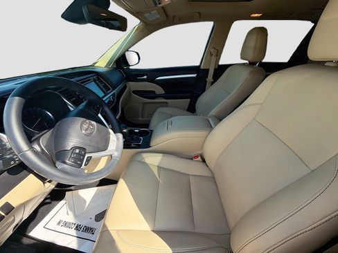 Used 2019 Toyota Highlander SE image 22