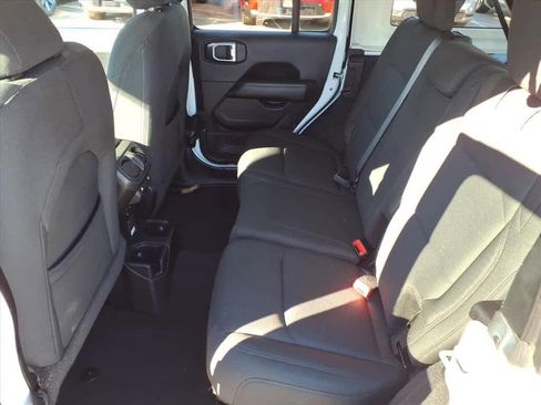 Used 2018 Jeep Wrangler Unlimited Sahara image 9