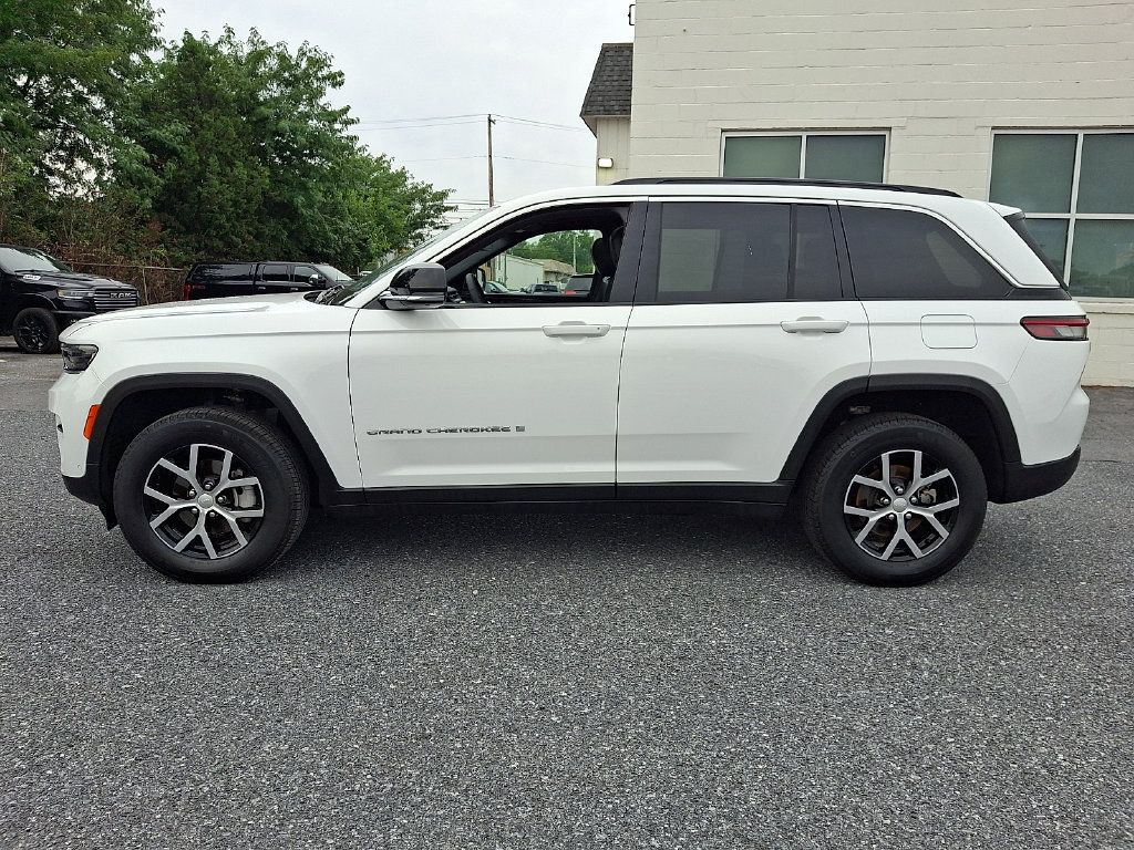 Used 2025 Jeep Grand Cherokee Limited w/ Luxury Tech Group II AWD/4WD image 9
