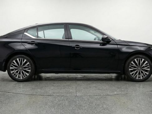 Used 2025 Nissan Altima 2.5 SV FWD image 11