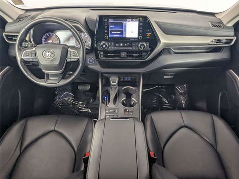 Used 2022 Toyota Highlander XLE AWD/4WD image 40