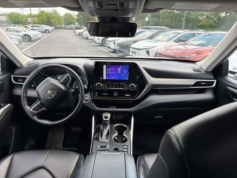 Used 2023 Toyota Highlander XLE AWD/4WD image 16