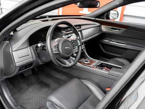 Used 2018 Jaguar XF S AWD/4WD image 8