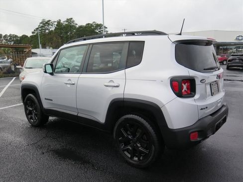 Used 2018 Jeep Renegade Altitude w/ UConnect 8.4 Nav Group image 5
