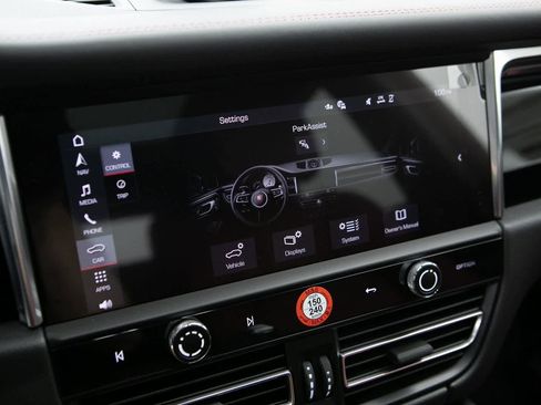 Certified 2025 Porsche Macan image 15