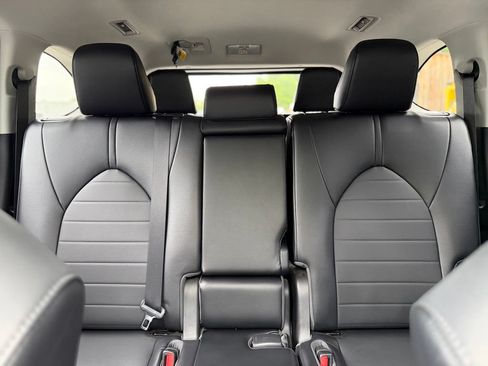 Used 2021 Toyota Highlander XLE AWD/4WD image 25