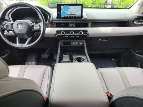 Used 2025 Honda Pilot Touring image 17