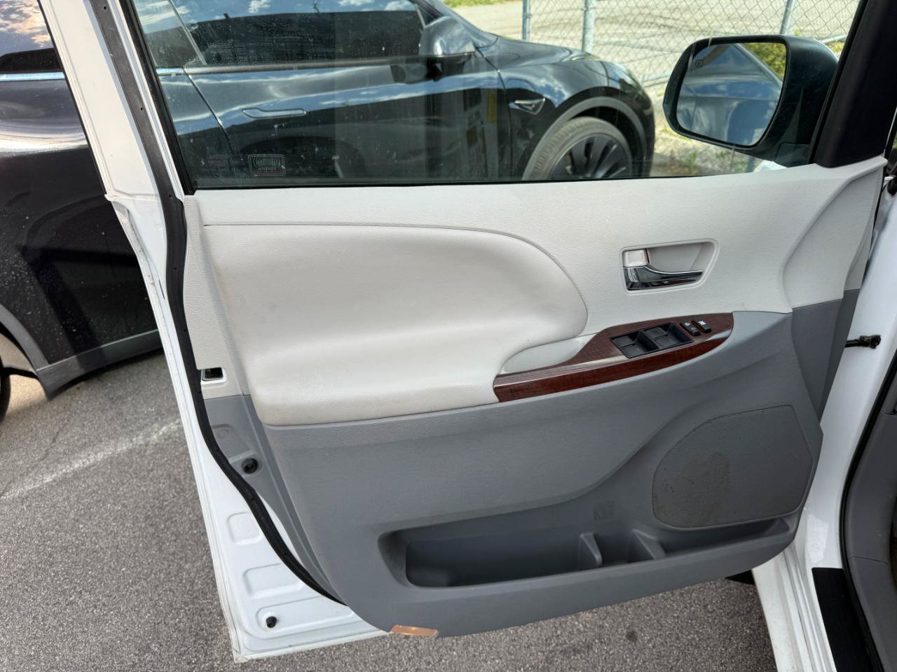 Used 2013 Toyota Sienna XLE w/ Entertainment Pkg FWD image 12