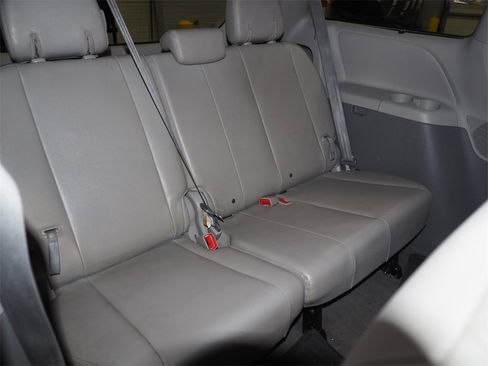 Used 2014 Toyota Sienna XLE image 15