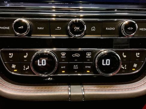 Used 2023 Bentley Bentayga AWD/4WD image 33