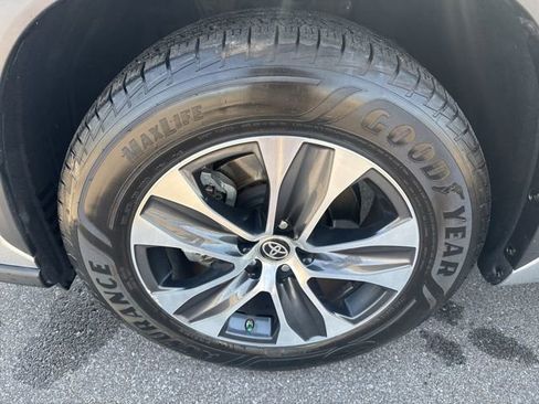 Used 2023 Toyota Highlander XLE FWD image 14