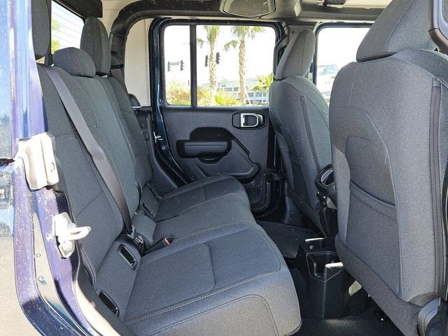 Used 2025 Jeep Gladiator Sport AWD/4WD image 14
