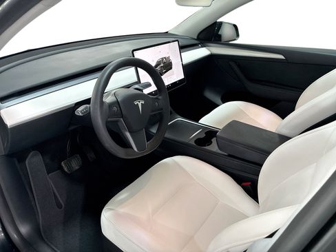 Certified 2023 Tesla Model Y Long Range AWD/4WD image 9