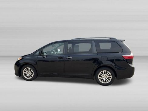 Used 2015 Toyota Sienna XLE w/ XLE Navigation Package FWD image 7