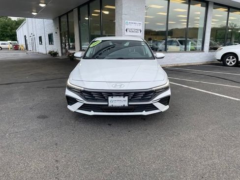 Used 2025 Hyundai Elantra SE FWD image 2