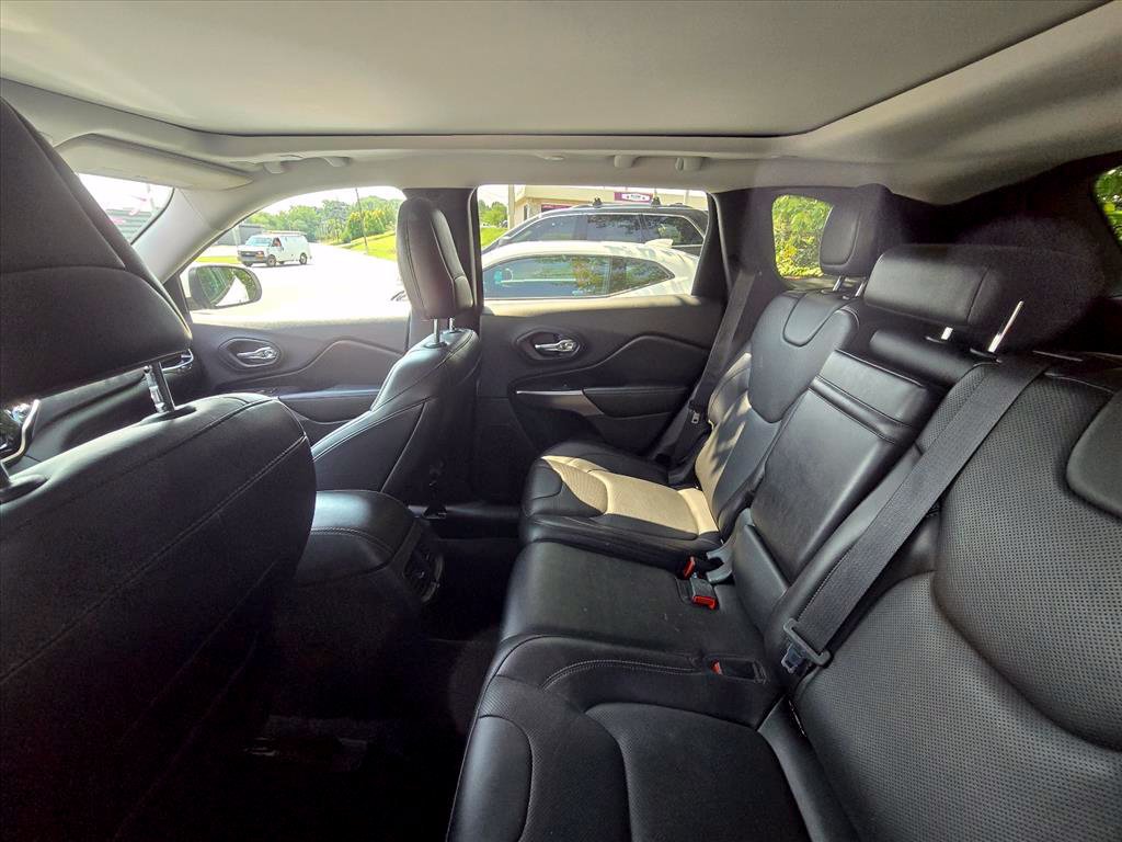 Used 2019 Jeep Cherokee Limited w/ Luxury Group AWD/4WD image 5