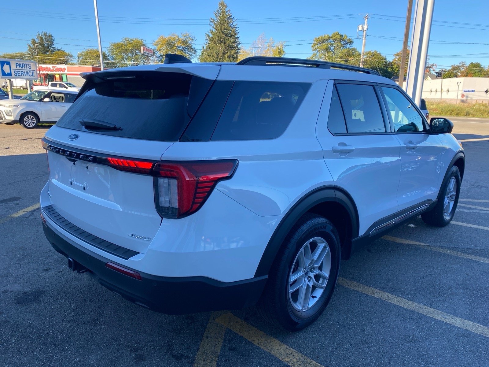 Used 2025 Ford Explorer Active AWD/4WD image 6