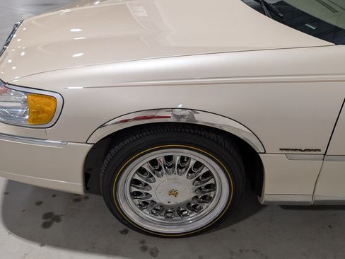Used 2001 Lincoln Town Car Cartier RWD image 27