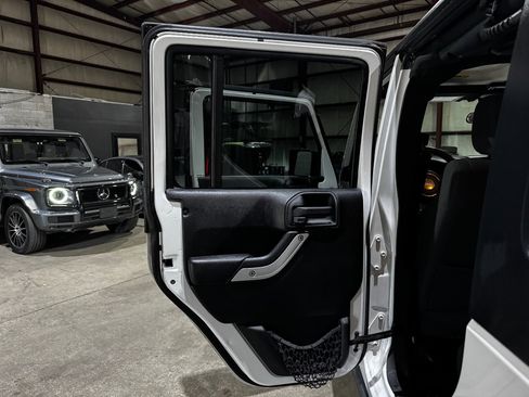 Used 2012 Jeep Wrangler Unlimited Rubicon w/ Connectivity Group image 15